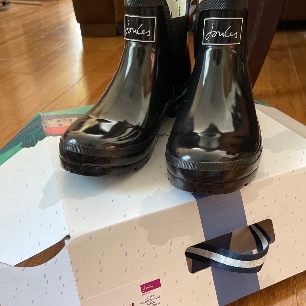 I just purchased these cute rain boots but did not fit. I wear a size 8-8/12